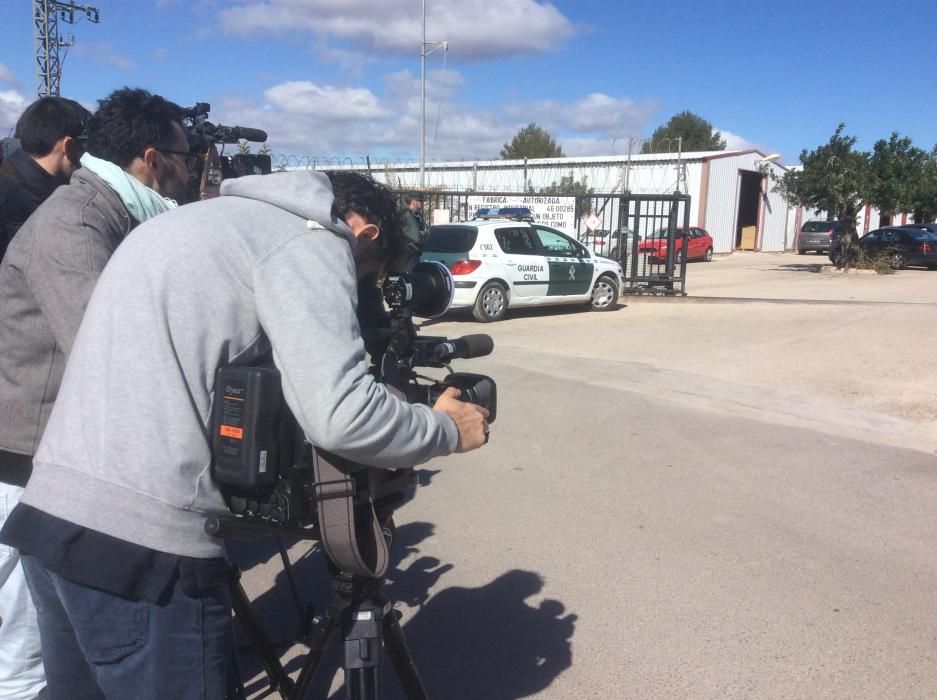 Las televisiones graban imágenes de la pirotecnia en la que hoy ha muerto un trabajador, en Olocau.