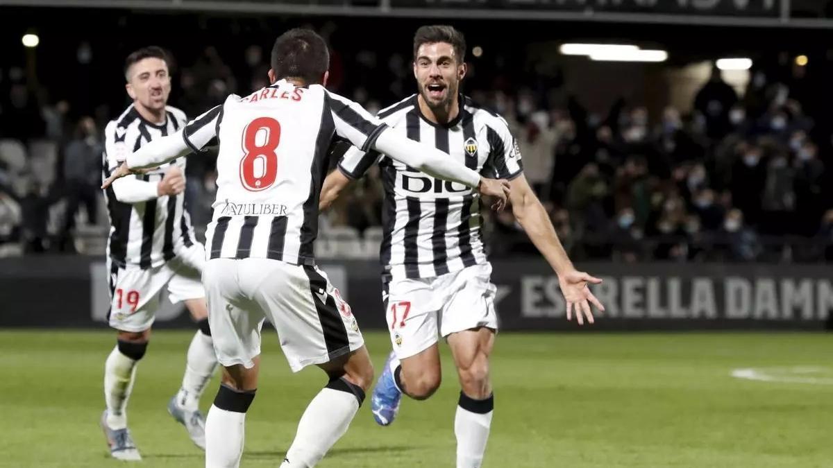 Salva Ruiz celebra un gol con el CD Castellón.