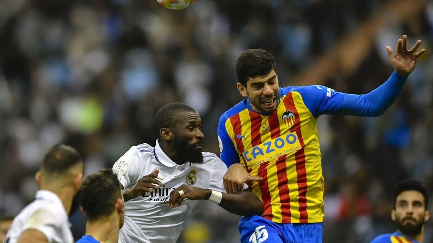 Cenk Özkacar disputa un balón por alto con el madridista Antonio Rüdiger. | EFE