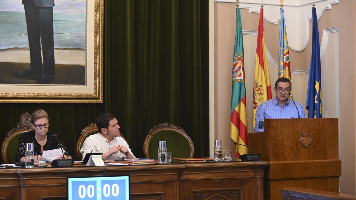 Manuel José Fabregat, vecino de la Marjaleria, ayer, durante su intervención en el pleno.