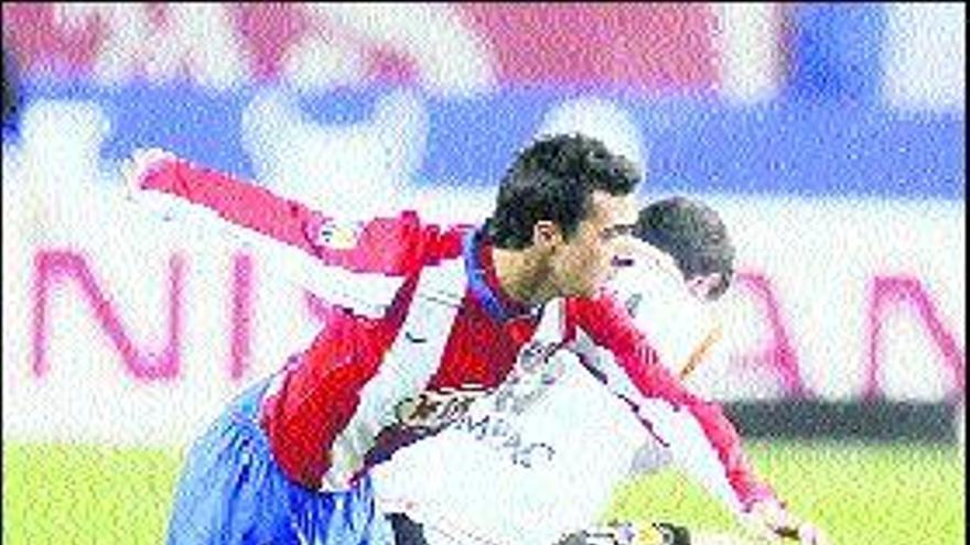 De las Cuevas disputa un balón a Mata, en un Atlético de Madrid-Valencia.