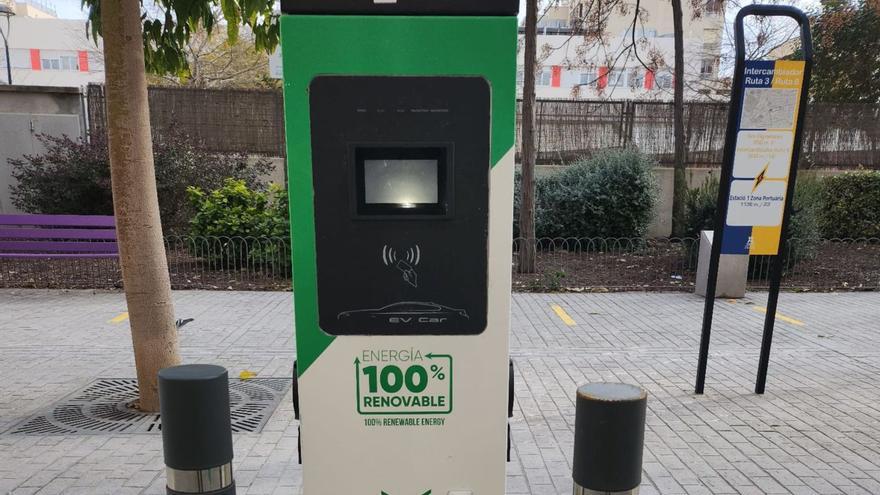 Nuevo punto de recarga en la calle Josep Riquer Llobet.