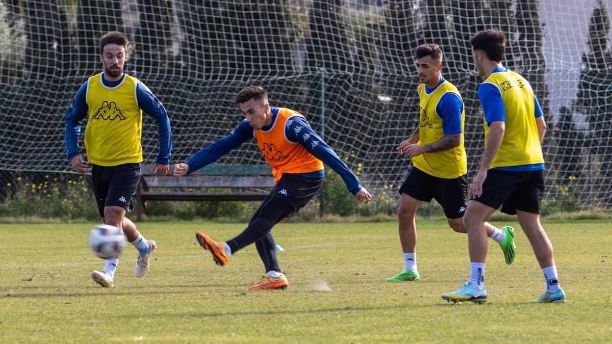 Víctor Eimil golpea el balón delante de Sergio Marcos en un entrenamiento en Fontcalent.