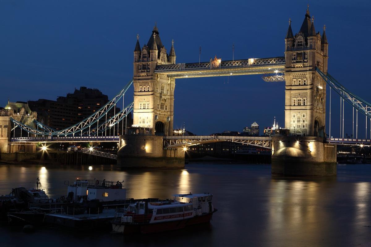 Imagen del Tower bridge al anochecer.