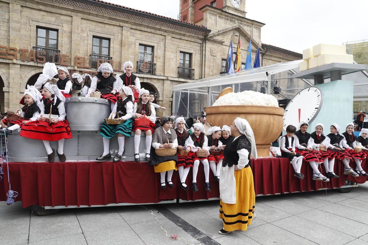 EN IMÁGENES: El desfile de carrozas del Bollo en Avilés