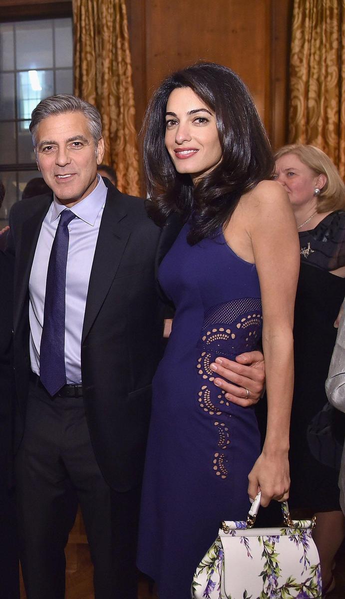 Amal Clooney con bolso de asa corta, blanco y estampado