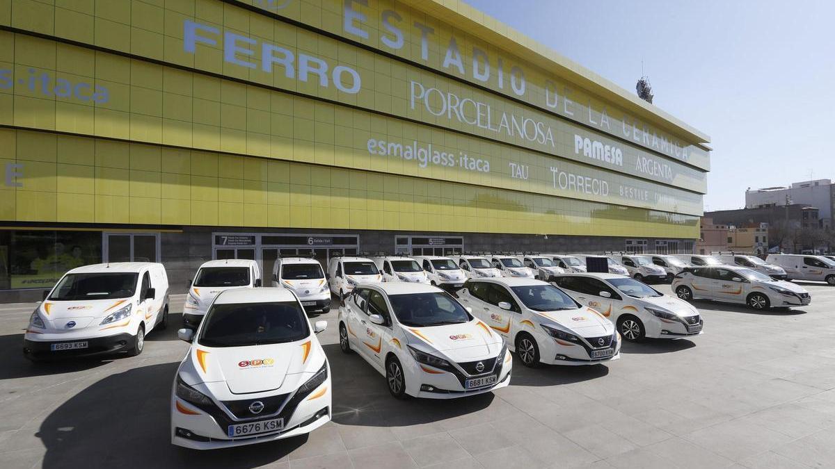 Foto de la presentación de la actual flota de vehículos eléctricos del Ayuntamiento de Vila-real, junto al Estadio de la Cerámica, en febrero del 2019.