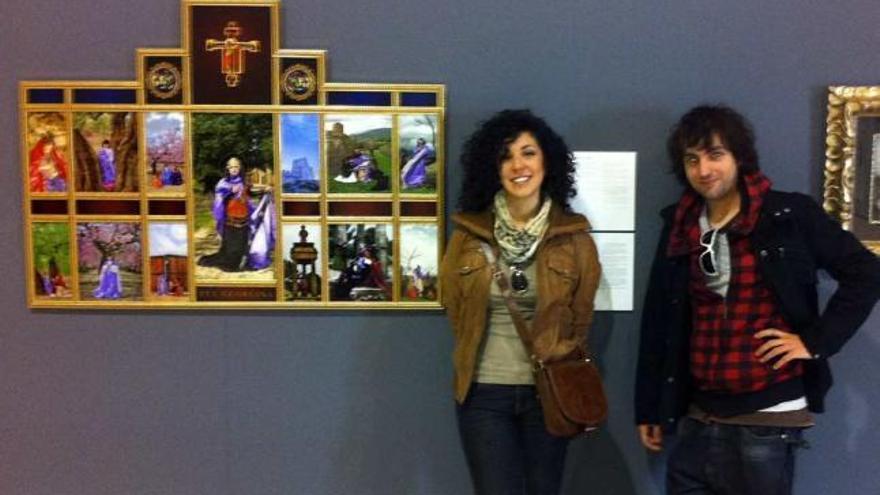 La artista alcoyana posó junto al retablo el día que se inauguró la exposición.