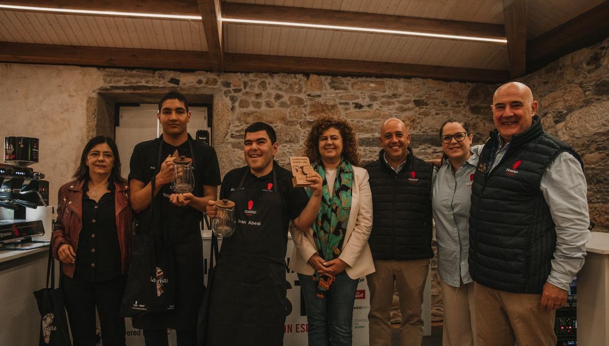 Hugo Gabriel e Iván Abeal, del CEE Terra de Ferrol, ganadores del segundo premio, con sus trofeos