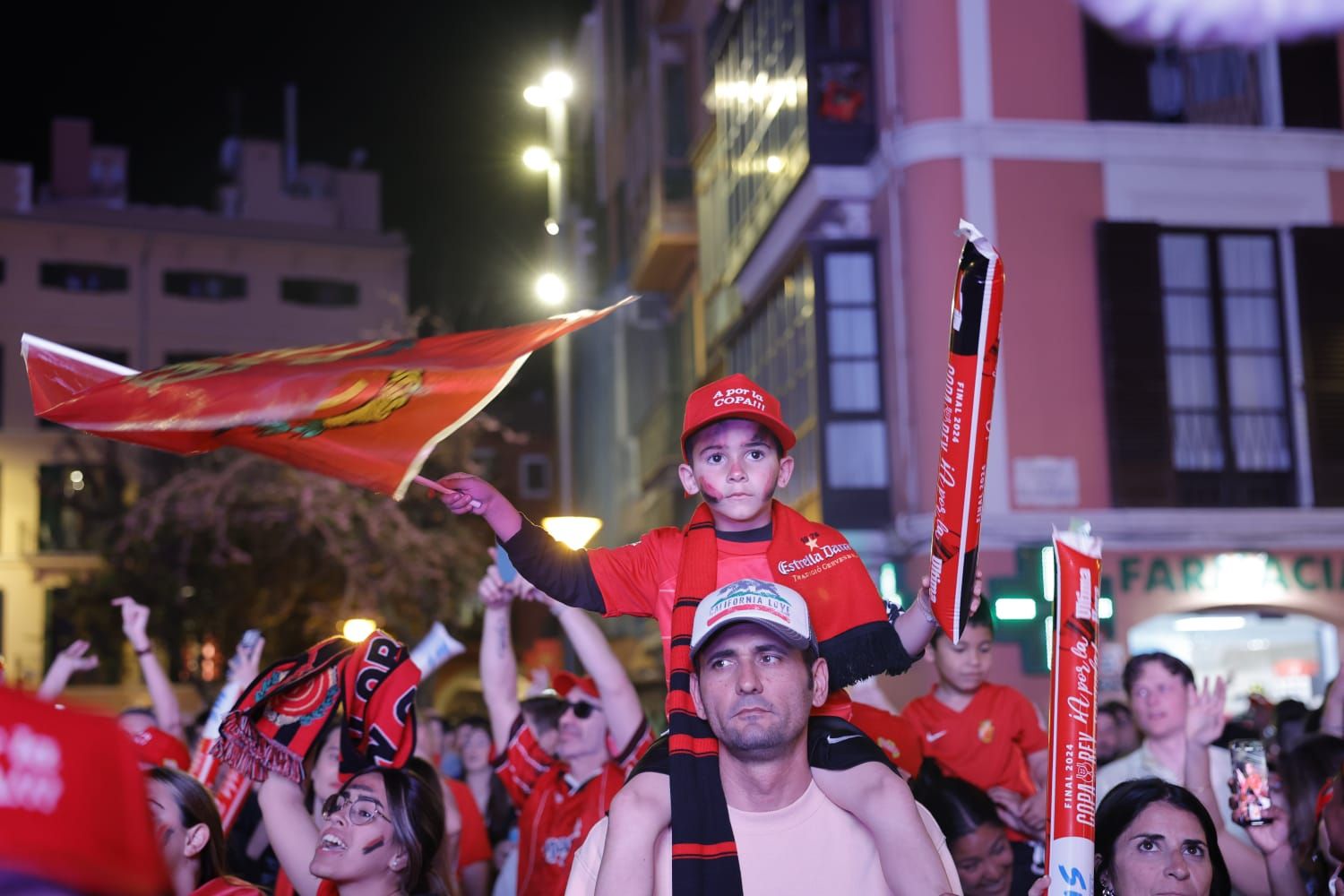 FOTOS | La fiesta de la final de la Copa en la plaza de la Reina de Palma