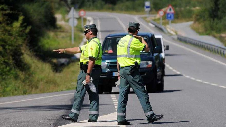 Agentes de la Guardia Civil de Tráfico en un control preventivo. // Gustavo Santos