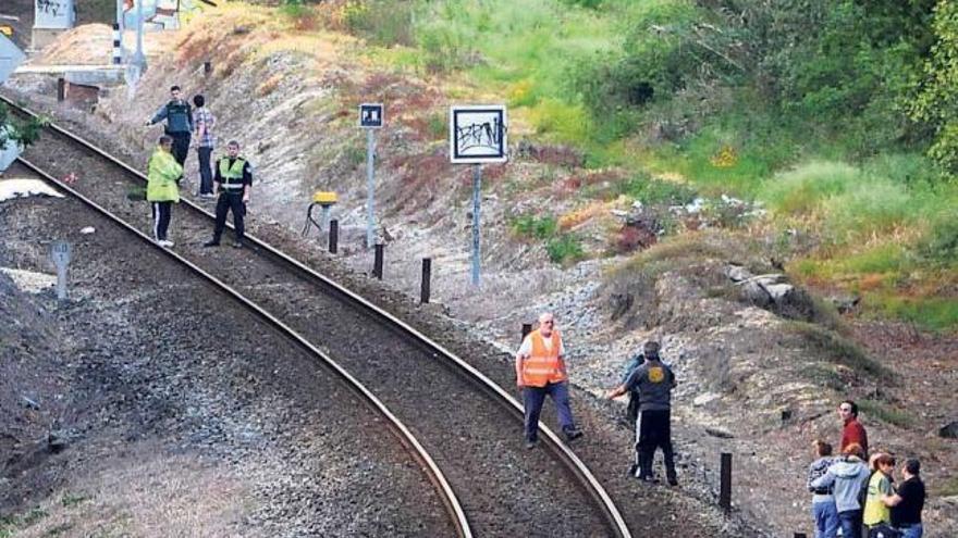 El tráfico ferroviario estuvo interrumpido durante más de una hora en Catoira.  // Iñaki Abella