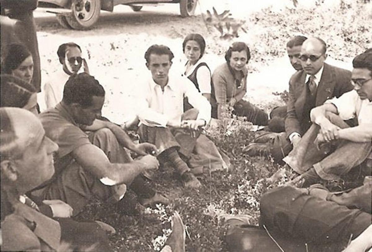 Antonio Rodríguez Huéscar durante una excursión a Zorita de los Canes (Guadalajara) en 1934, junto a José Gaos y en frente de Ortega y Gasset.
