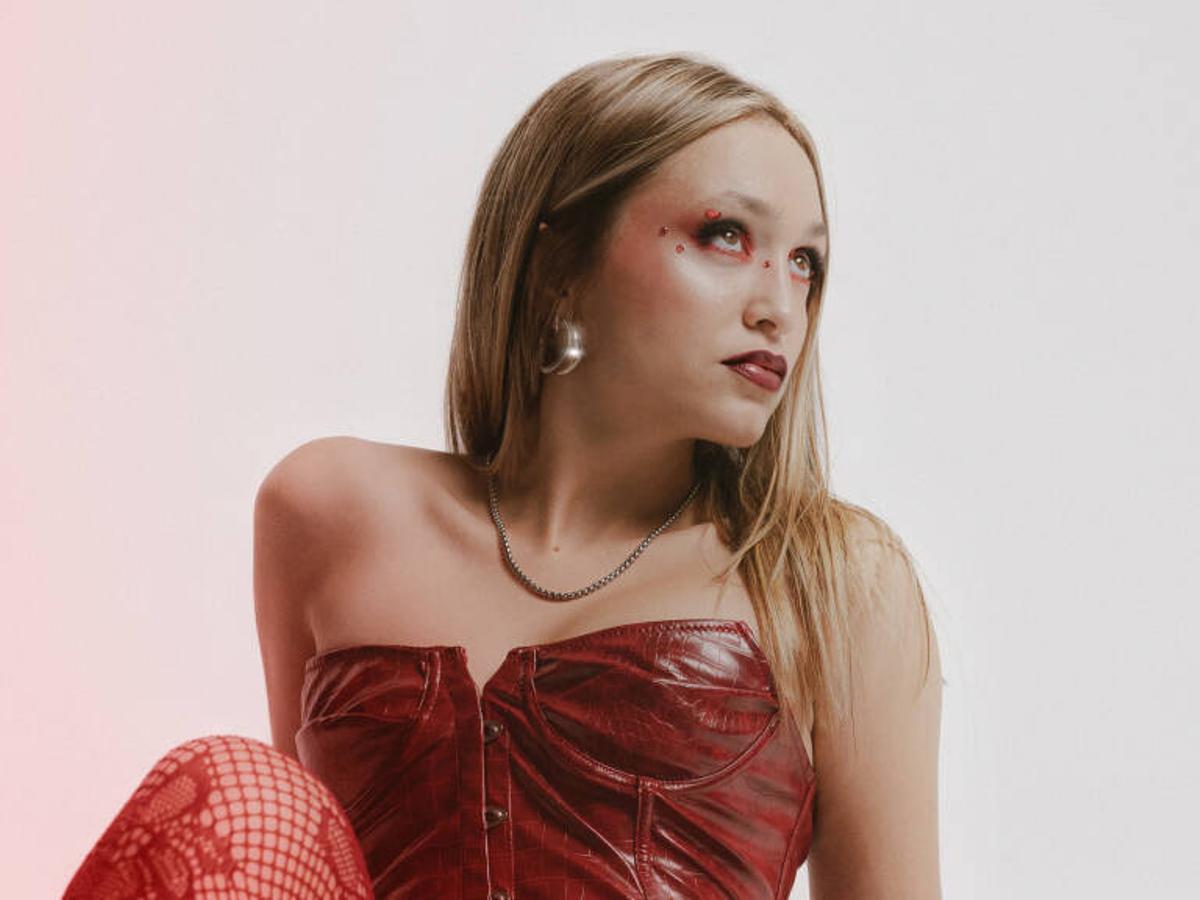 La cantante Abril, de Benissa, nominada a Mejor Canción en Valenciano