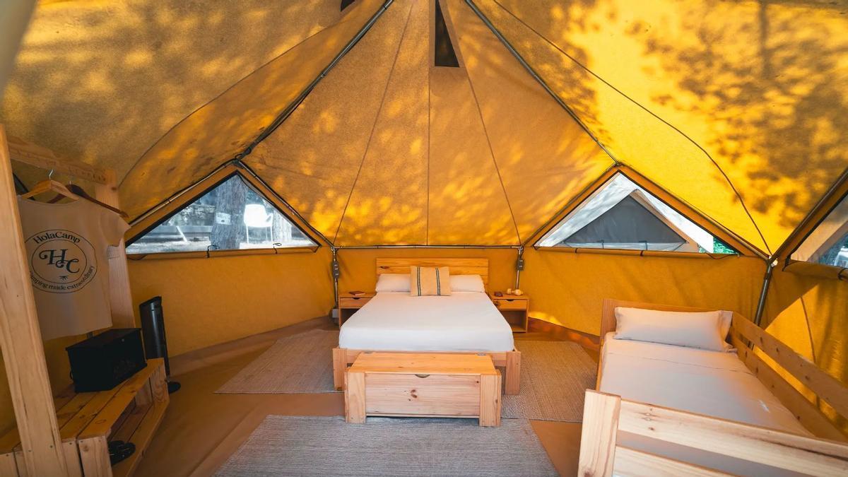 Interior de una tienda de campaña de un glamping de Holacamp abierto en Cataluña.