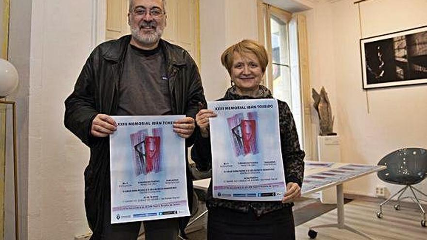 María Xosé Bravo y Lino Braxe, con el cartel del memorial.