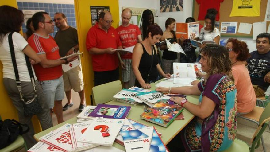 Los directores piden recuperar las ayudas para libros de texto