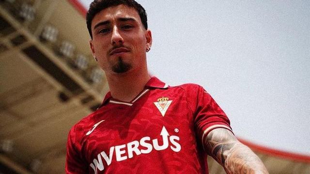 El jugador Joel Jorquera, en Nueva Condomina, tras confirmarse su regreso para el próximo curso.
