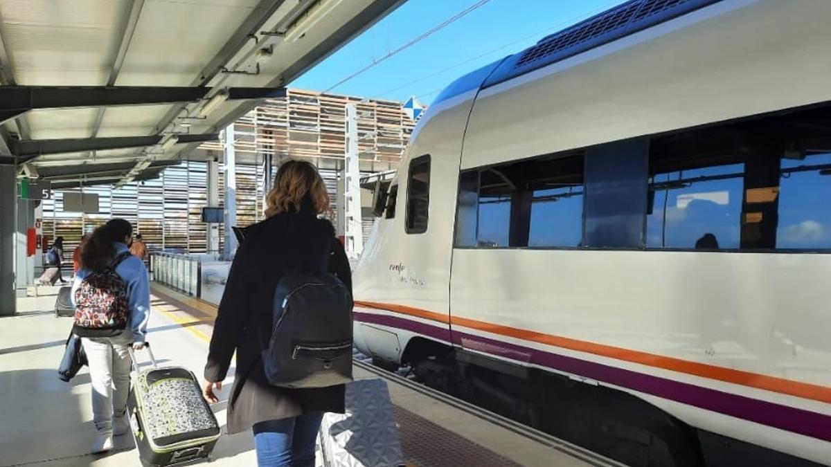 Tren de Renfe que une Huelva con Sevilla.