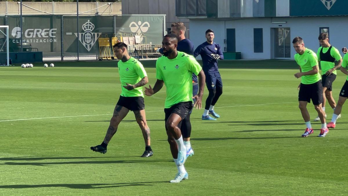 Cédric Bakambu y Chimy Ávila durante la sesión previa a Getafe en el Benito Villamarín