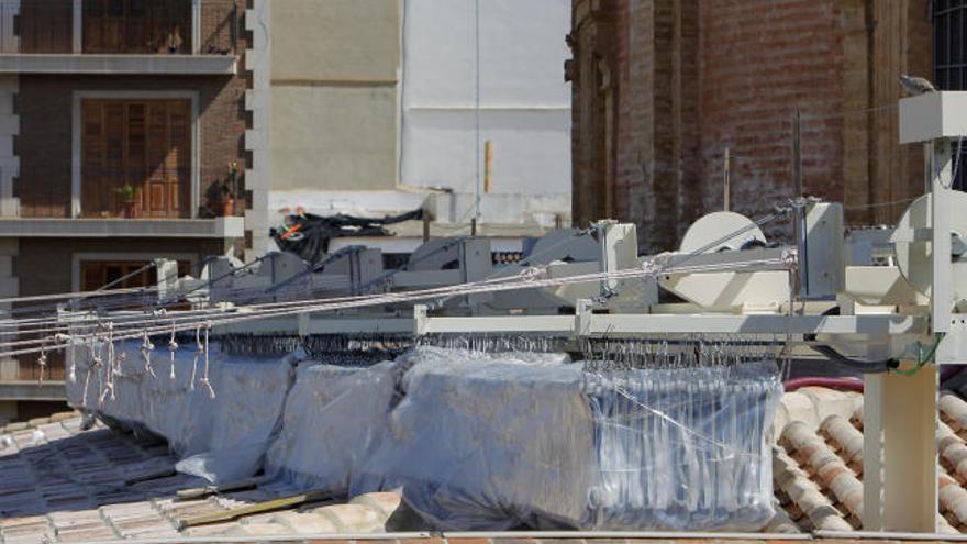 El nuevo toldo permanece plegado y en el tejado de la Basílica a la espera de un acuerdo entre el ayuntamiento y los vecinos.