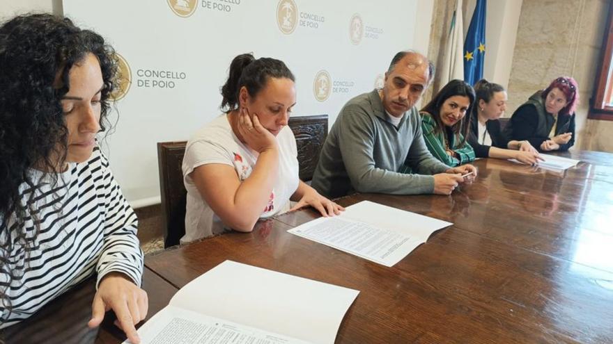 Firma del convenio de comedores con las ANPA, ayer. | FdV