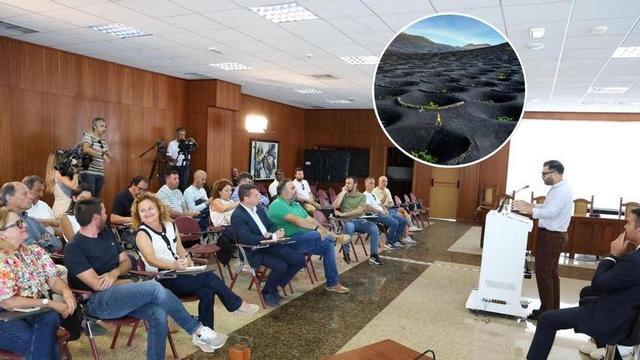 Oswaldo Betancort y Jesús Machín (de pie), este lunes, en la presentación del Plan Especial de Ordenación de La Geria (en el círculo)