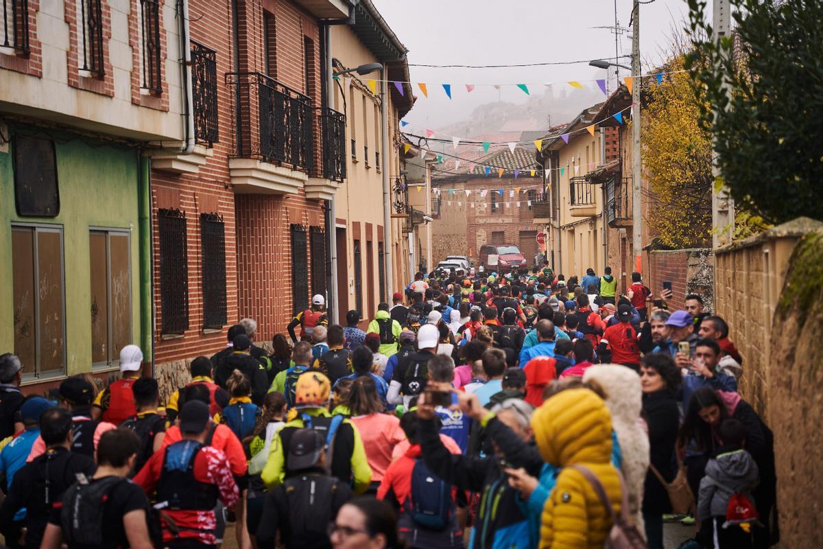 Los corredores parten hacia la aventura en el Trail Carpurias