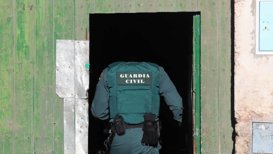 Un guardia civil entra en un domicilio en sa Pobla.