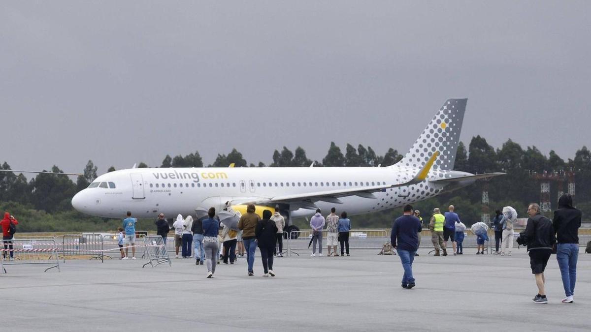 Un avión de Vueling en el aeropuerto de Lavacolla