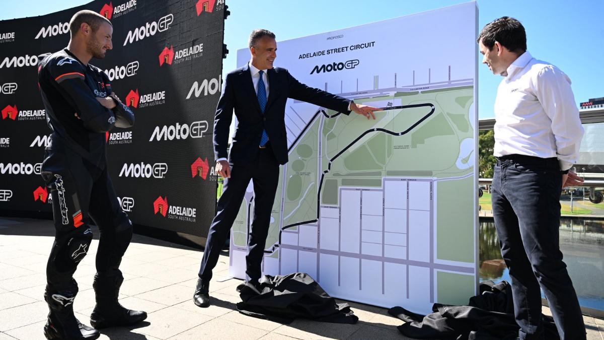 Peter Malinauskas muestra a Carlos Ezpeleta y Jack Miller un plano del futuro trazado de Adelaida