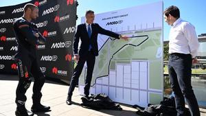 Peter Malinauskas muestra a Carlos Ezpeleta y Jack Miller un plano del futuro trazado de Adelaida