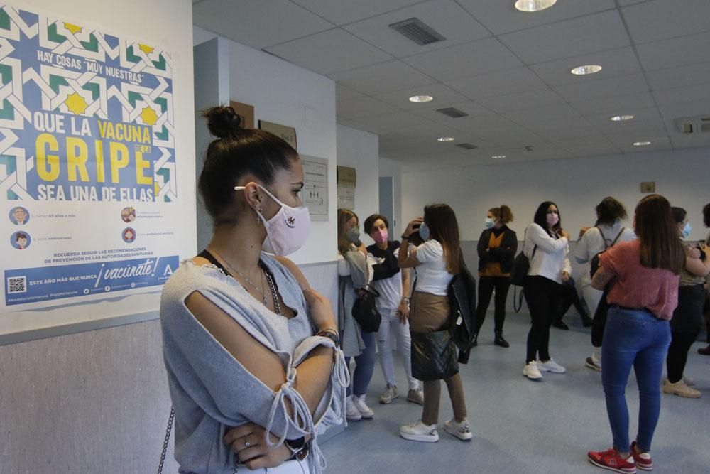 Trabajadoras de ayuda a domicilio reciben las primeras vacunas de AstraZeneca en Córdoba