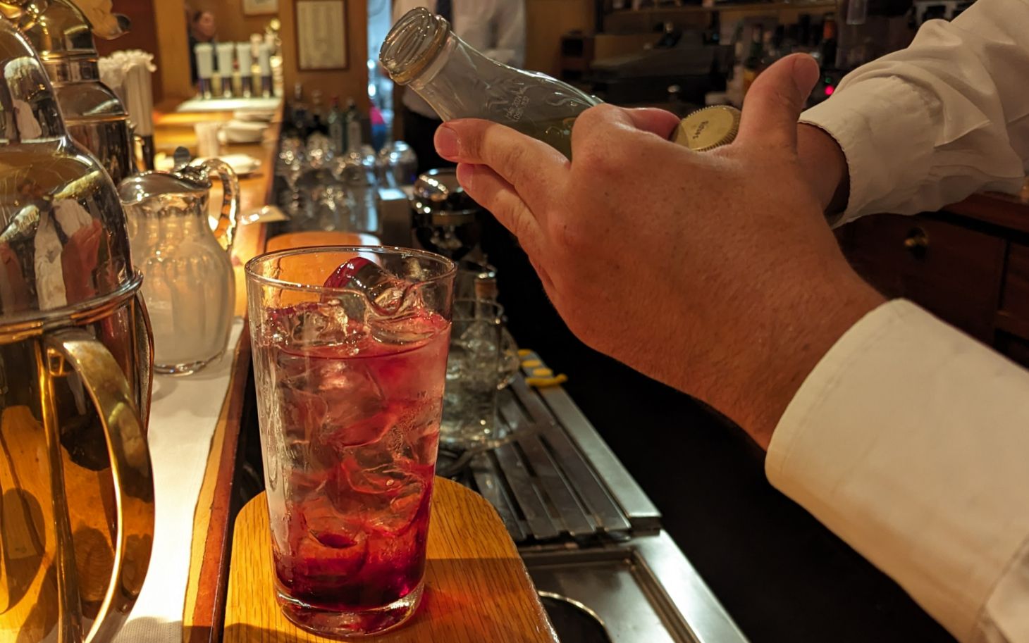 David del Diego sirve un coctel.