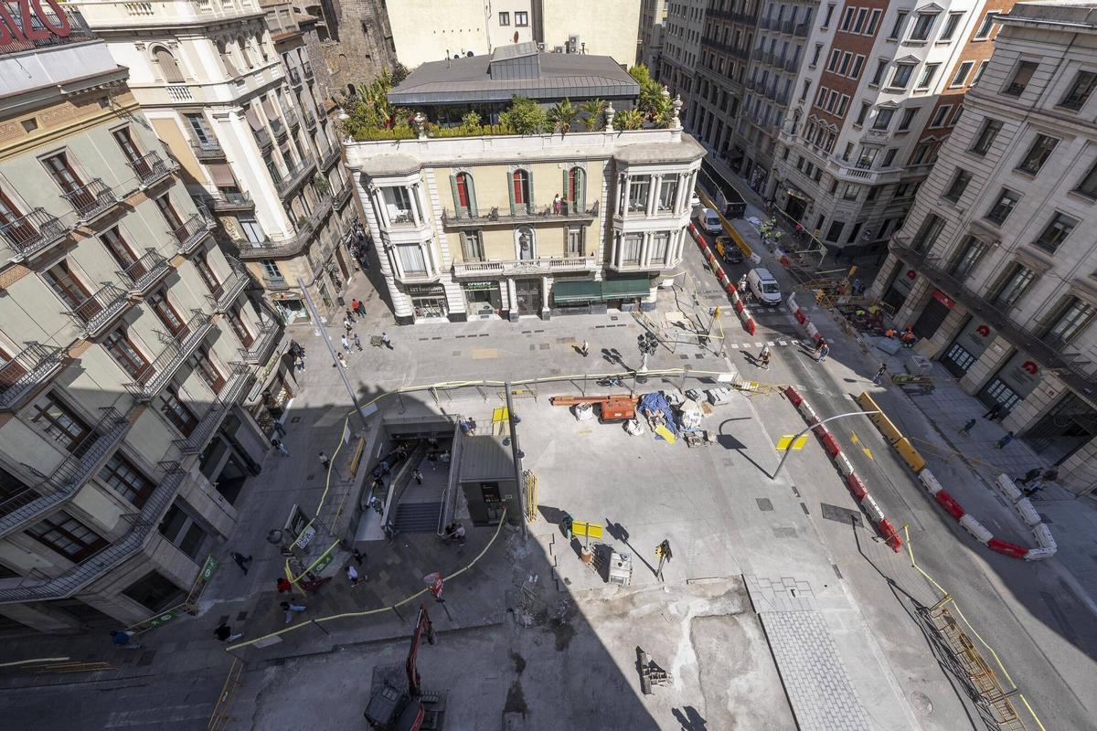 Barcelona 21/05/2025 Imágenes de cómo está quedando la zona de Jaume I, alrededor del metro. Este mes terminan las obras de pavimentación en el marco de las obras de Via Laietana. Fotografía de Ferran Nadeu