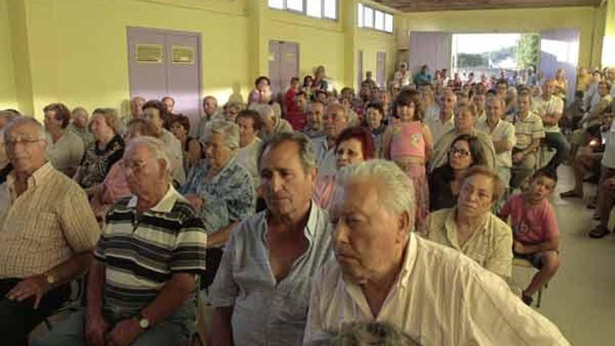 Unos doscientos vecinos llenaron el gimnasio del colegio Iglesia al estar ocupado, ayer, el multiusos de Chapela.  // Adrián Irago