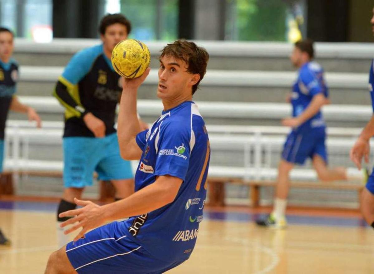 Víctor Rodríguez durante un encuentro con el SD Teucro. // Gustavo Santos