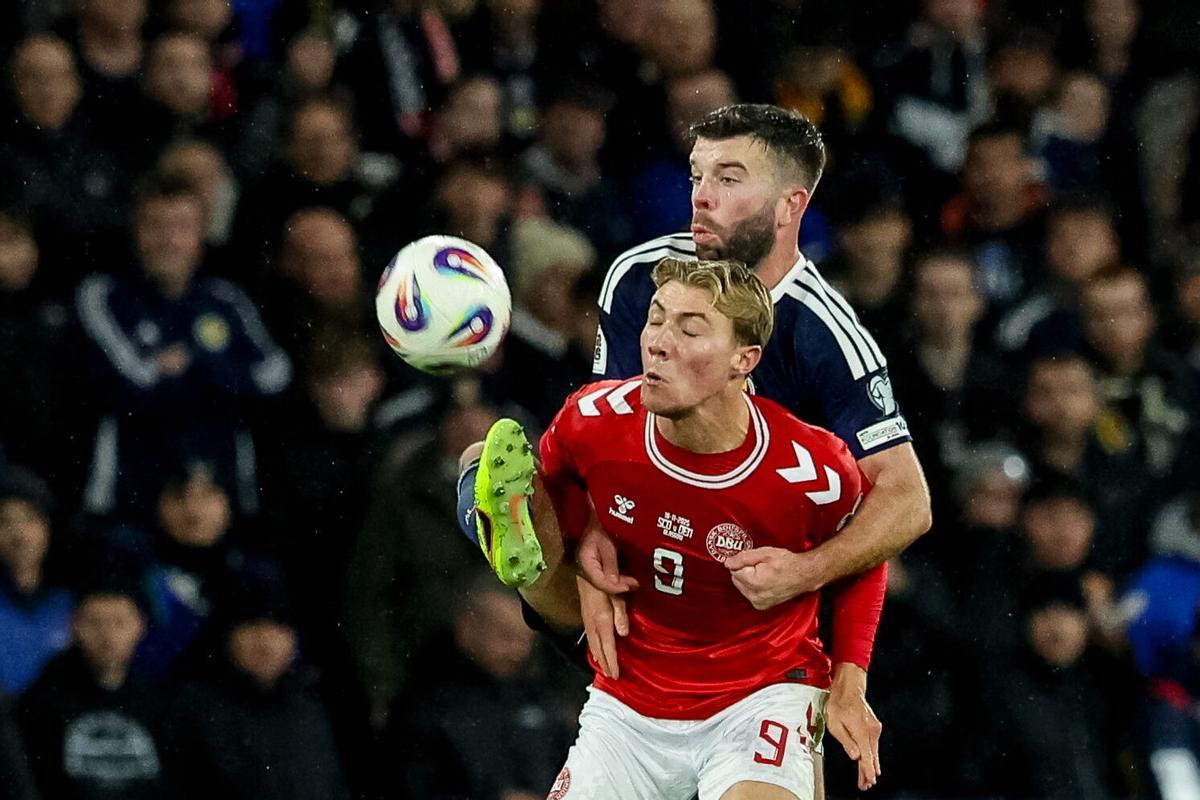 Glasgow (United Kingdom), 18/11/2025.- Grant Hanley of Scotland (back) in action against Rasmus Hojlund of Denmark (front) during the FIFA World Cup 26 UEFA qualifier between Scotland and Denmark in Glasgow, Scotland, Britain, 18 November 2025. (Mundial de Fútbol, Dinamarca, Reino Unido) EFE/EPA/ROBERT PERRY