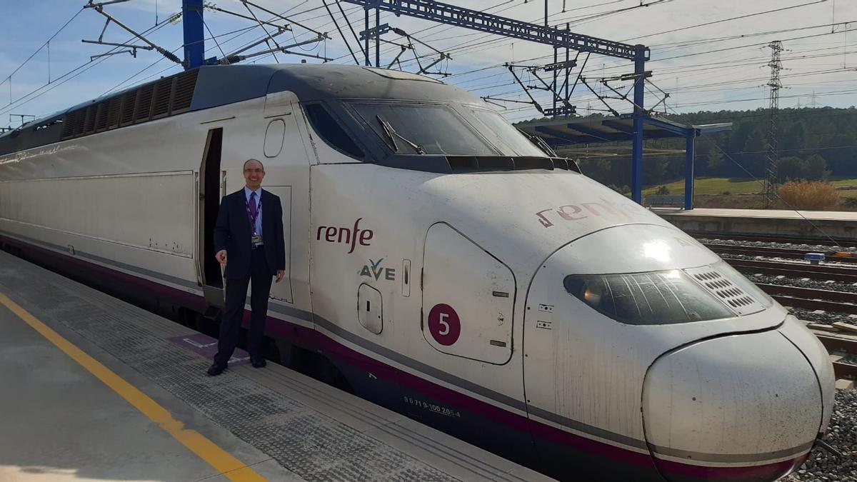 Ángel Jiménez lleva 25 años trabajando en la conducción de trenes AVE en las líneas del sur y nordeste de España.