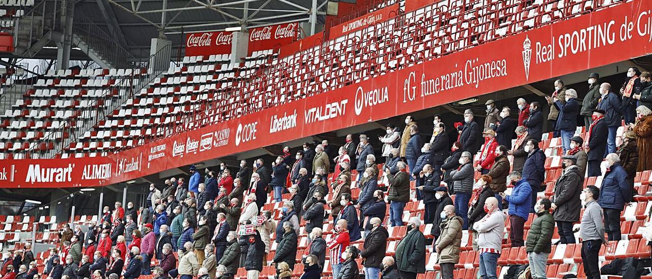 Aficionados rojiblancos siguen el Sporting-Betis de Copa del Rey desde la grada Este de El Molinón. | Ángel González