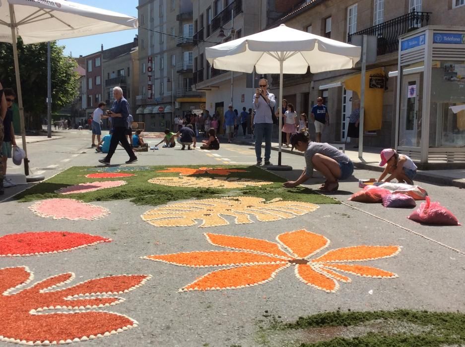 Cuando aún quedan varias horas para la procesión del Corpus las calles de Bueu ofrecen ya su mejor aspecto