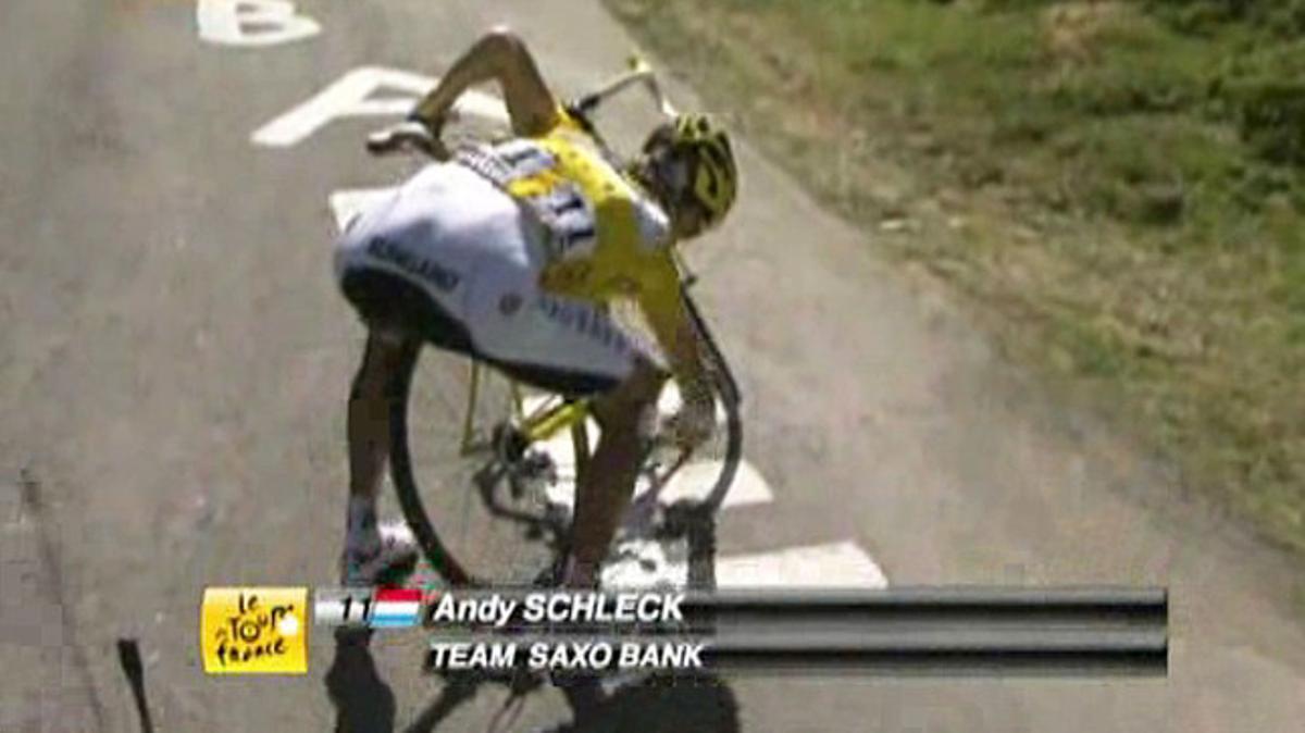 Andy Schleck arregla su bicicleta, tras saltar la cadena durante la 15ª etapa