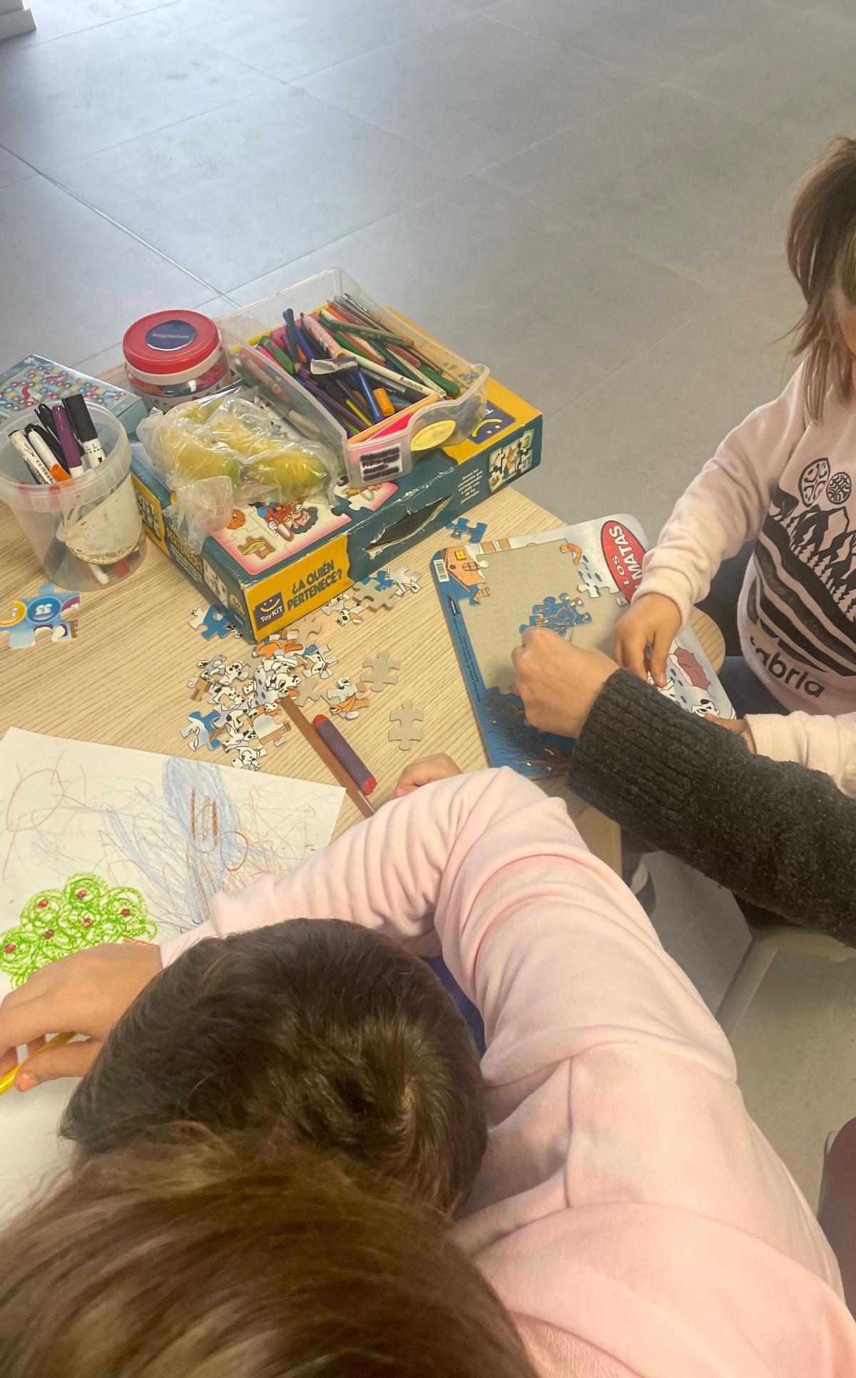 Algunos de los niños y niñas más pequeños pintando y haciendo puzzles en la Escola Solidària Alfarb.