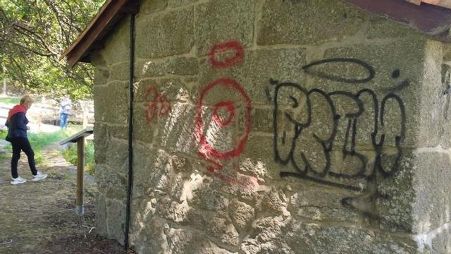 Uno de los molinos vandalizados por grafiteros sin escrúpulos. | // T.H.