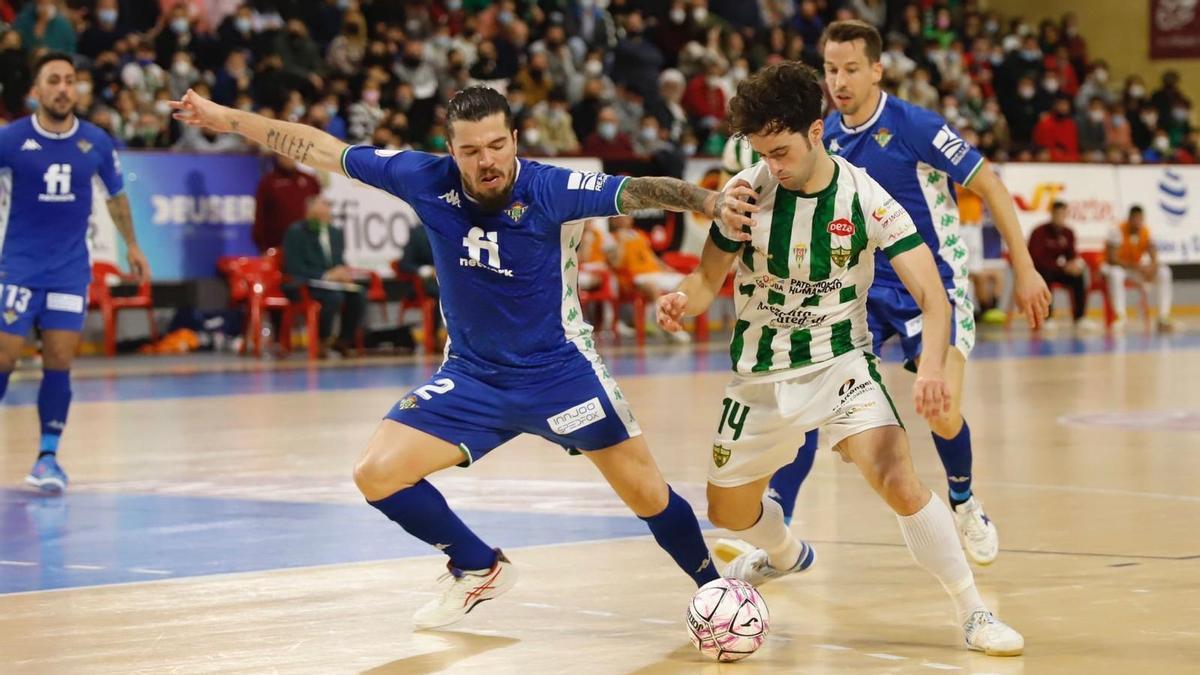 Jackson hostiga a Del Moral en el Córdoba Futsal-Betis en Vista Alegre.