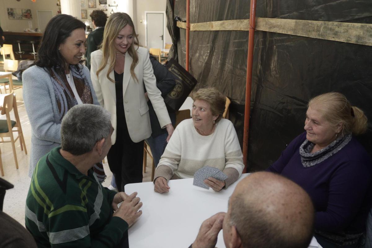 La conselleira y la alcaldesa, con algunos residentes