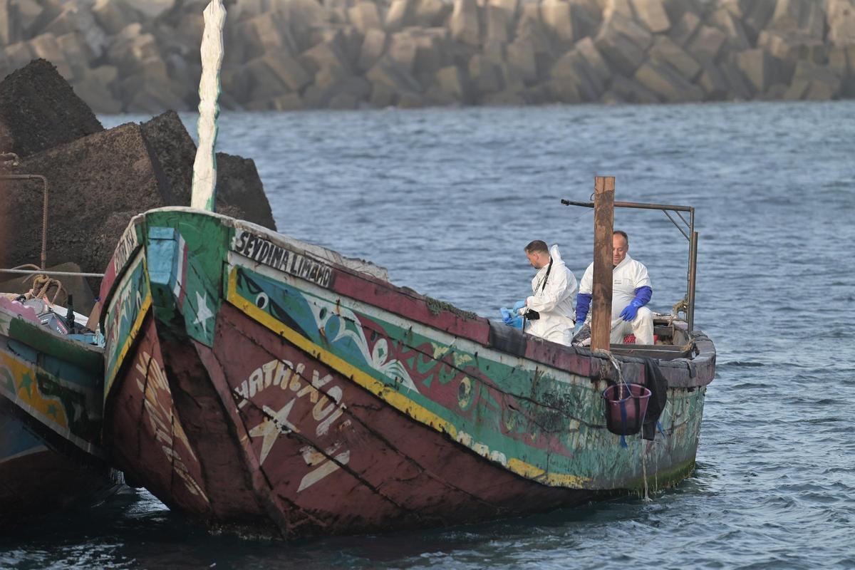 Rescatan un cayuco con 180 personas, 17 menores, en aguas cercanas a El Hierro (Canarias)
