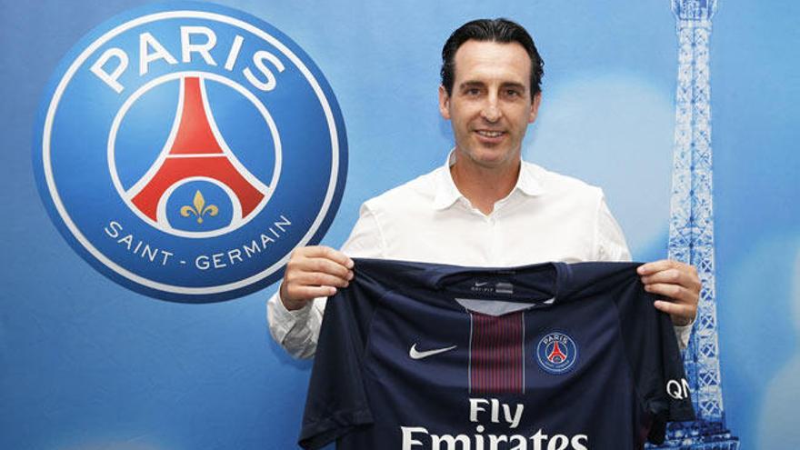 Unai Emery posa con la camiseta del PSG, su nuevo equipo