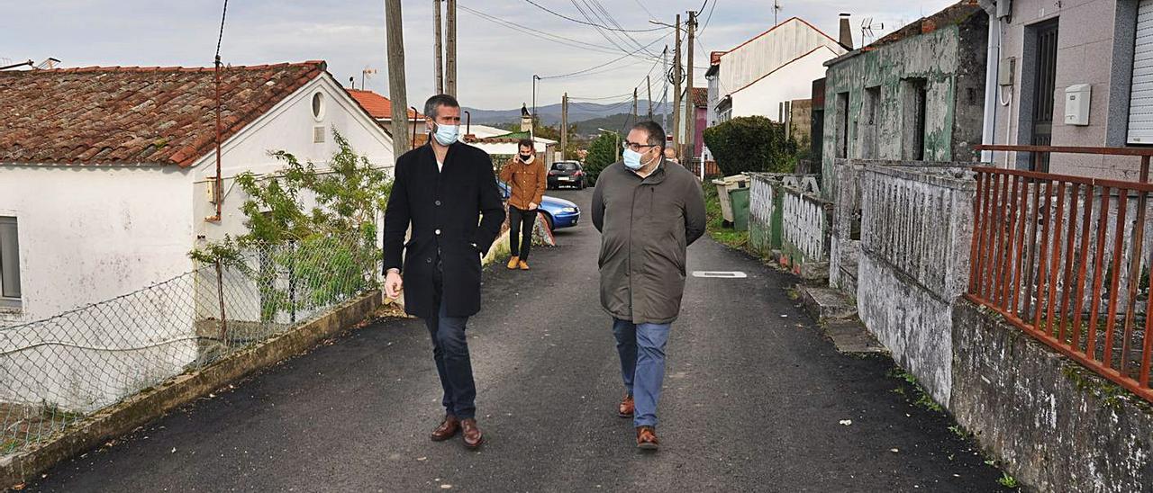 El alcalde, Alberto Varela, acompañado por Lino Mouriño en su visita a una de las obras. |   // FDV