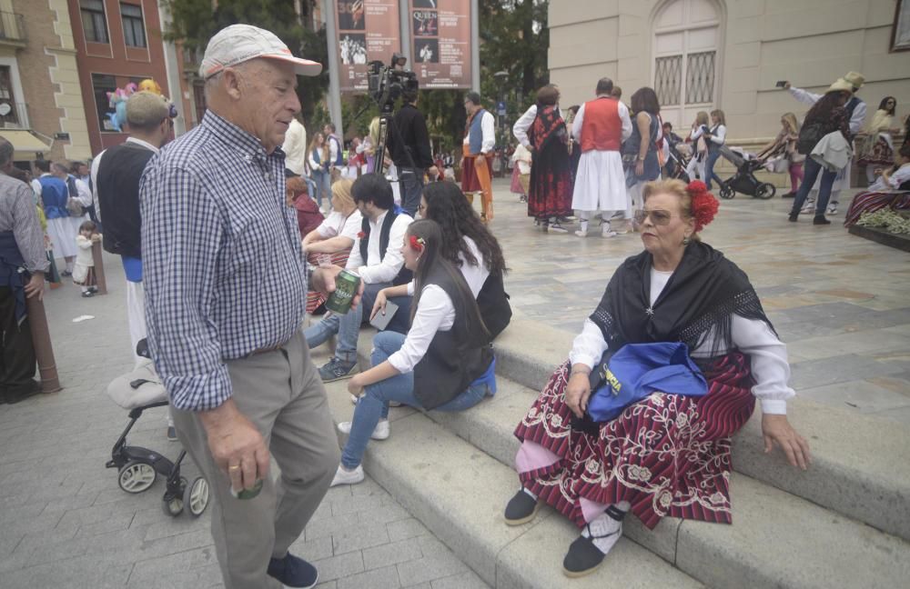 Ambiente en la plaza del Teatro Romea en el Bando